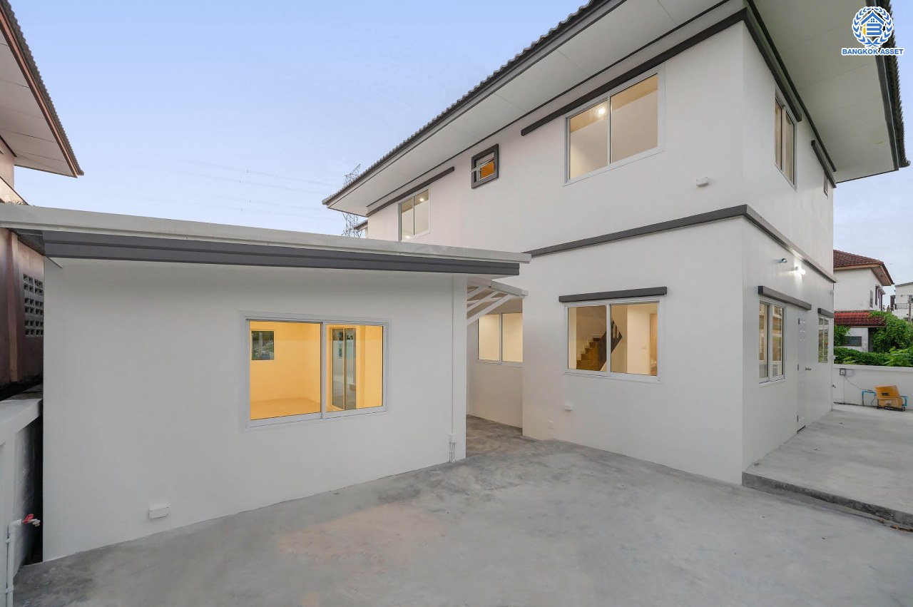 บ้านมือสองตกแต่งใหม่ โครงการ กฤษดานคร18 พุทธมณฑลสาย3 เนื้อที่ 74 ตร.ว. บนพื้นที่ใช้สอย 158.9 ตร.ม. อีกระดับของฟังก์ชัน 4 ห้องนอน 3 ห้องน้ำ จอดรถได้ 2 คัน พร้อม 1 ห้องอเนกประสงค์สุด Private ที่สามารถปรับการใช้งานได้หลากหลาย บนทำเลศักยภาพเชื่อมต่อหลายเส้นทาง ใกล้เซ็นทรัลปิ่นเกล้า ม.มหิดล และทางด่วน "ศรีรัช"